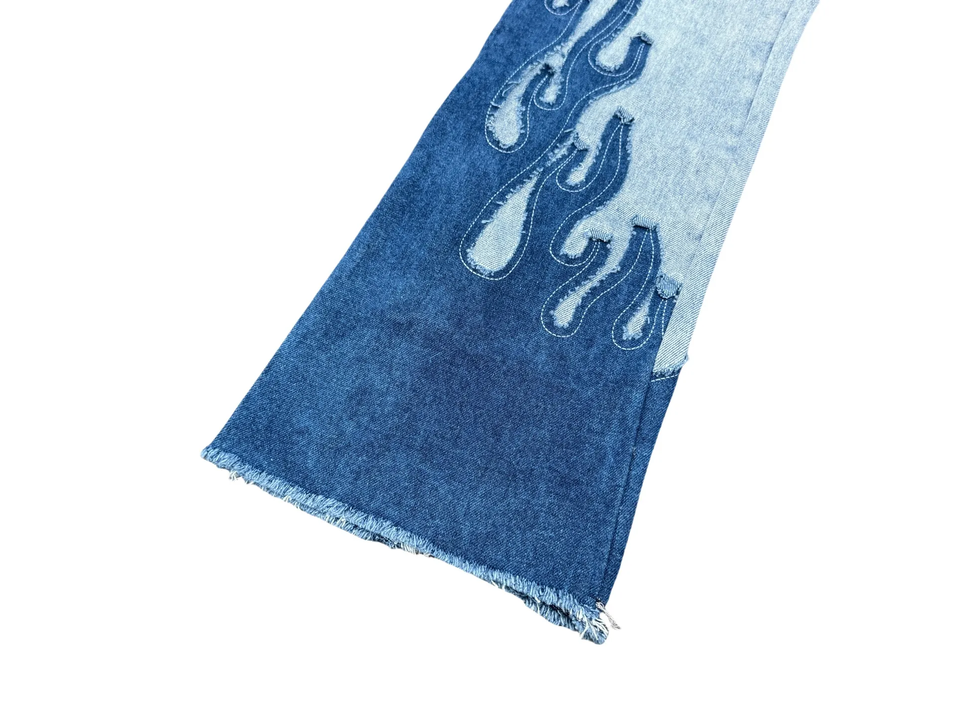 P260💰G88 GALLERY DEPT. Denim splicing flame🔥flare pants washed distressed splicing jeans GALLERY is attracted by these bell-bottom pants. Whether it is a reset of Carhartt or Levis, it has created a strong brand style. Since these pants are modified from rare vintage, the production capacity is limited. Therefore, after many icons wore them, these pants were once hard to find. Later, perhaps due to the improvement of GD's business in the past two years and the expansion of production lines, the brand itself lowered the price, so I can't wait any longer for these pants this year and will definitely buy them. During the process of the denim washing plant, the owner of the washing plant helped introduce a boss who had worked for Levi's foundry and started his own business. This also paved the way for the following styles. Therefore, Levi's remodeled single product for the base plate is really familiar. Whether it is the fabrics supplied or the lathes used in production, there is nothing to choose from. -Color: blue -Size: S-XXL (corresponding to 28-36)